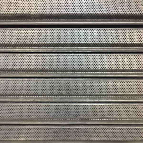 Cortina Metálica Acorazada Microperforada 0.70 | Instalación en Obra | Blasmetal